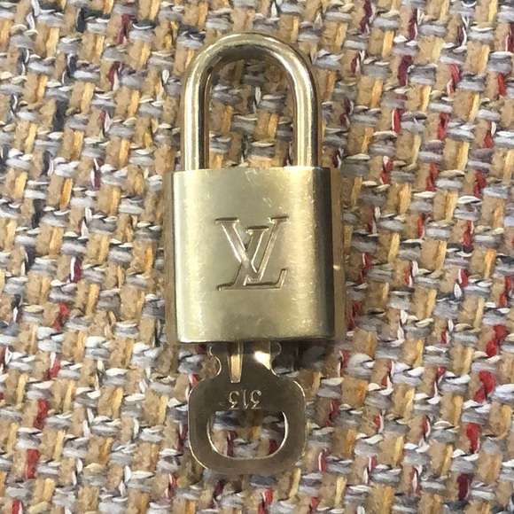 LV Louis Vuitton Padlock Lock & Key 313 - Picture 5 of 6